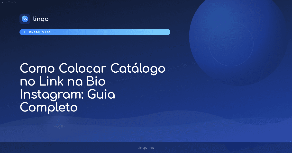 Profissional organizando catálogo de serviços no link da bio do Instagram em um smartphone