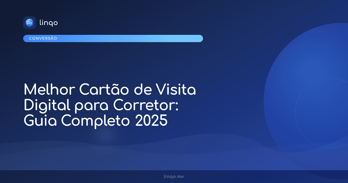 Corretor de imóveis apresentando seu cartão de visita digital no smartphone durante atendimento